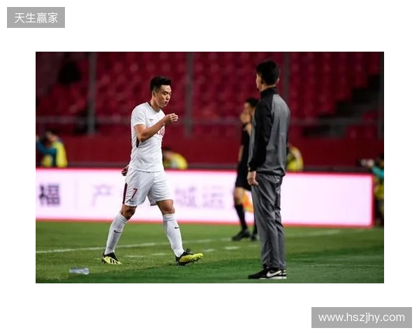 飞踹座椅染红!玉昆官方:门将教练米克尔造成恶劣影响,罚款2万